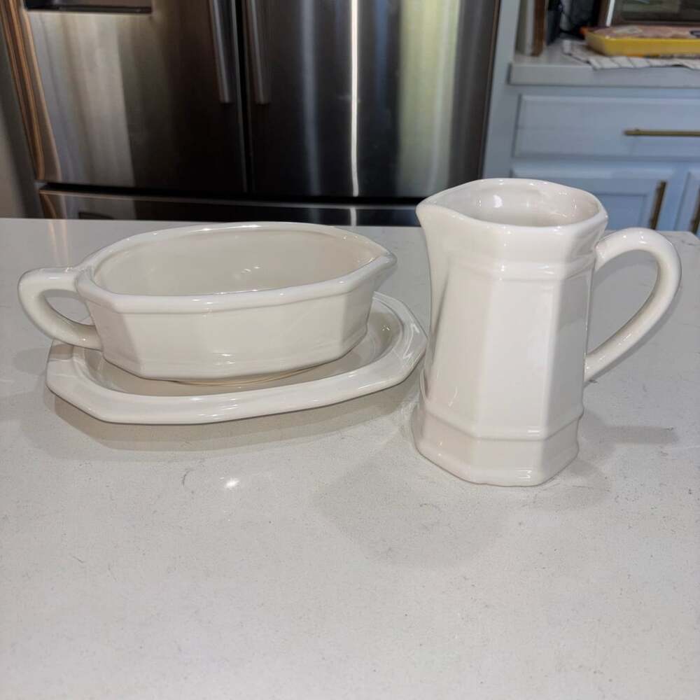 Pfaltzgraff Heritage White Gravy Boat and Creamer Pitcher Set